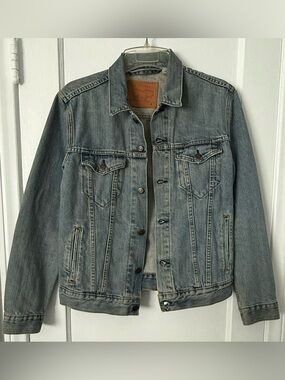 Women’s Levi’s Blue Denim Trucker Jacket Medium Classic Fit